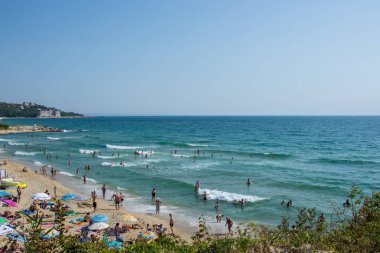 İnsanlar sıcak havanın, plaj eğlencesinin tadını çıkarıyor. Sudaki insan, tatil beldesi, yaz tatilinde denizde dinlenme.