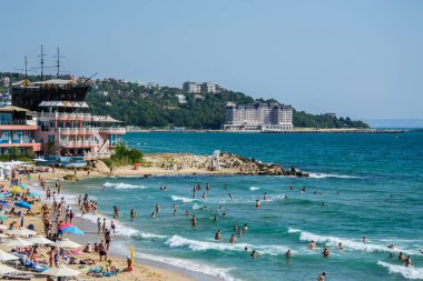 İnsanlar sıcak havanın, plaj eğlencesinin, plajda otellerin olduğu tatil yerlerinin, yaz mevsiminin tadını çıkarıyorlar.