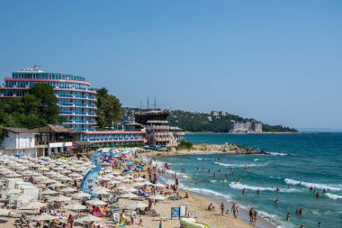 İnsanlar sıcak havanın, plaj eğlencesinin, plajda otellerin olduğu tatil yerlerinin, yaz mevsiminin tadını çıkarıyorlar.