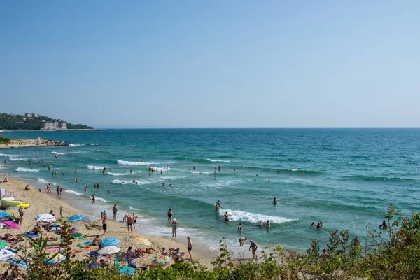 İnsanlar sıcak havanın, plaj eğlencesinin tadını çıkarıyor. Sudaki insan, tatil beldesi, yaz tatilinde denizde dinlenme.