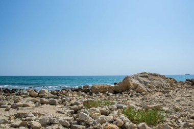 Güzel vahşi sahil manzarası, güneşli bir gün, kayalıklara vuran su dalgaları, yaz manzarası.