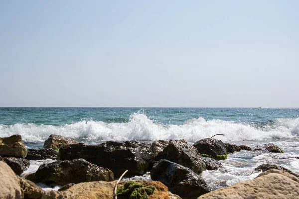 Дикий Пляжный Пейзаж Солнечный День Волны Воды Ударяющие Скалы Природа — стоковое фото