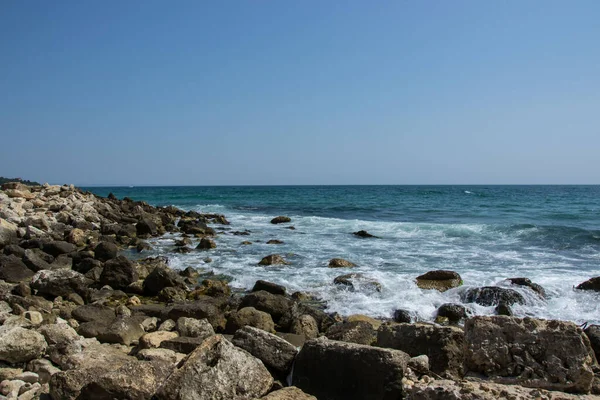 Hermoso Paisaje Playa Salvaje Día Soleado Olas Agua Golpeando Los — Foto de Stock