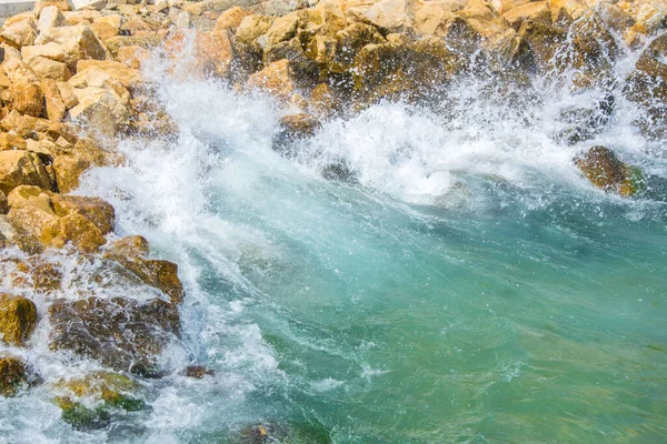 崖を打つ美しいターコイズブルーの波 白い泡 夏のシーズンのシーン 自然屋外 — ストック写真