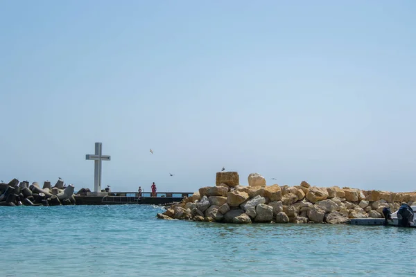 Paisaje Marino Vista Una Gran Cruz Hormigón Bahía Gente Caminando — Foto de Stock