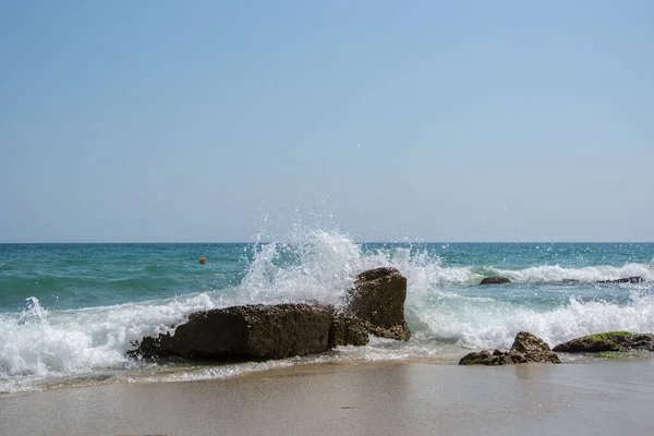 Hermoso Paisaje Playa Salvaje Día Soleado Olas Agua Golpeando Los — Foto de Stock
