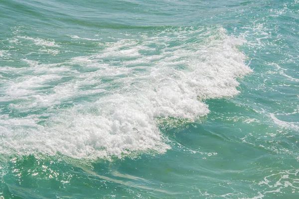 Textura Mar Belas Ondas Água Azul Turquesa Com Espuma Branca — Fotografia de Stock