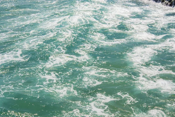 Deniz Dokusu Beyaz Köpüklü Güzel Turkuaz Dalgaları Güçlü Doğa Kavramı — Stok fotoğraf