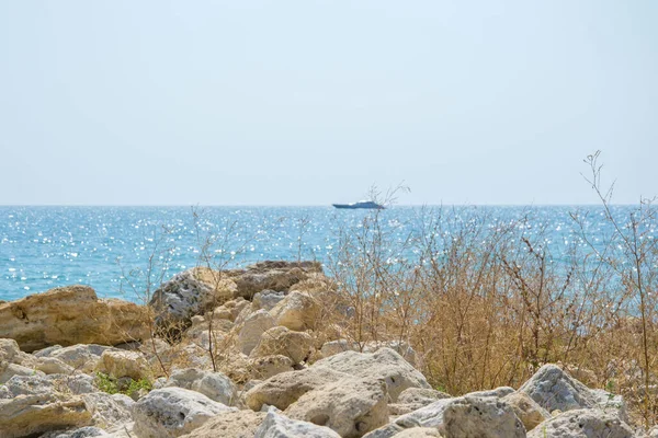 Hermoso Paisaje Playa Salvaje Yate Fondo Día Soleado Olas Agua — Foto de Stock