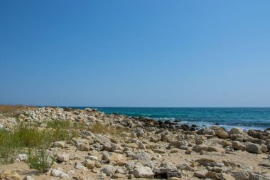 Güzel vahşi sahil manzarası, güneşli bir gün, kayalıklara vuran su dalgaları, yaz manzarası.