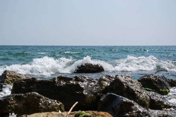 Hermoso Paisaje Playa Salvaje Día Soleado Olas Agua Golpeando Los — Foto de Stock