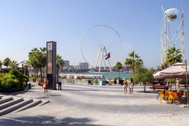 Dubai / Uae - 7 Kasım 2019: Jbr. Jumeirah Plaj Konutu, turistler ve Bluewater Adası manzaralı. Şehir plajı.