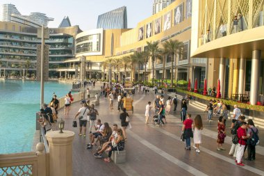 Dubai / Uae - 5 Kasım 2019: dünyanın en büyük alışveriş merkezi. Dubai alışveriş merkezi turistlerle dolu..