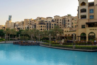 Dubai / Uae - 5 Kasım 2019: Dubai alışveriş merkezinin yanındaki Souk al Bahar 'ın manzarası. 