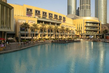 Dubai / Uae - 5 Kasım 2019: dünyanın en büyük alışveriş merkezi. Dubai alışveriş merkezi turistlerle dolu..