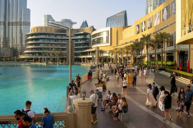 Dubai / Uae - 5 Kasım 2019: dünyanın en büyük alışveriş merkezi. Dubai alışveriş merkezi turistlerle dolu..