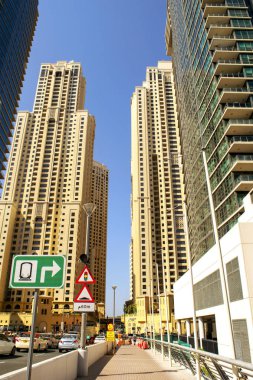 Dubai / Uae - 7 Kasım 2019: Jbr caddesinde. Jumeirah Plaj Konutu. Dubai yolu ve köprüsü. 