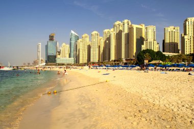 Dubai / Uae - 7 Kasım 2019: Jbr. Jumeirah Sahili 'nin panoramik manzarası. Yerleşim yerleri gökdelenleri ve şehir plajları. Bir sürü turist..