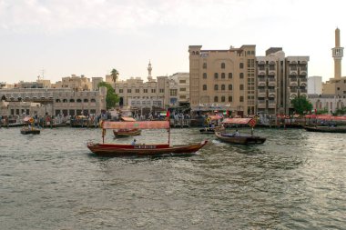 Dubai / Uae - 9 Kasım 2019: Dubai eski şehir manzarası ve Dubai Creek nehri üzerinde Rta arba botları. Dubai 'de, turistli eski geleneksel tekneler. Su taksisi 