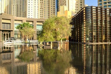 Dubai / Uae - 11 Kasım 2019: Ortasında yeşil ağaçlar olan Jbr yapay su göletinin görüntüsü. Jumeirah Plaj Konutu. Dubai 'de yeni lüks bölge