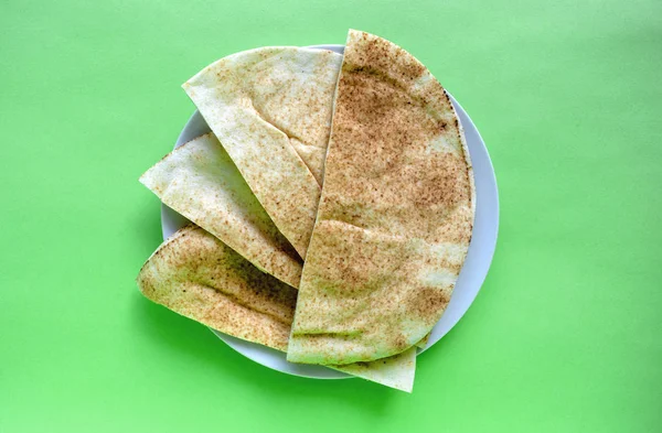 Известный Традиционный Арабский Хлеб Пита Белой Тарелке Зеленом Фоне Плоский — стоковое фото