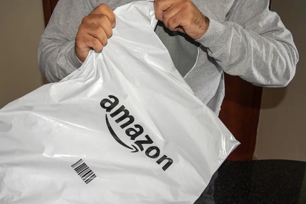 Dubai Uae Dezember 2019 Mann Öffnet Plastikpaketzustellung Von Amazon Amazon — Stockfoto