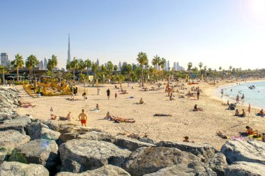 Dubai / Uae - 20 Aralık 2019: La Mer Beach Resort, Dubai. Önünde kayalar olan yeni halk plajı. 
