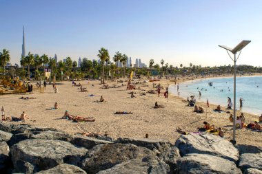 Dubai / Uae - 20 Aralık 2019: La Mer Beach Resort, Dubai. Önünde kayalar olan yeni halk plajı.