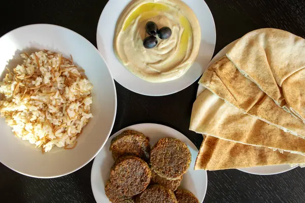 有名な伝統的なアラビア料理 イスラエル料理 タヒニソース ピタパン ご飯と暗い木製の背景に落ちた フラットレイアウト トップビュー — ストック写真