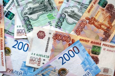 Rus ulusal para birimi, karışık ruble banknotlarının üst görüntüsü. Bin, iki bin, beş bin ruble.. 