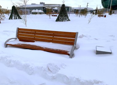 Park bankı yoğun karla kaplıdır. Astana 'da çok kar var.. 