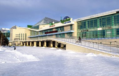 Kokshetau / Kazakistan - 9 Ocak 2020: Kokshetau, Kazakistan 'daki Burabai spor sarayının kışın görüntüsü 