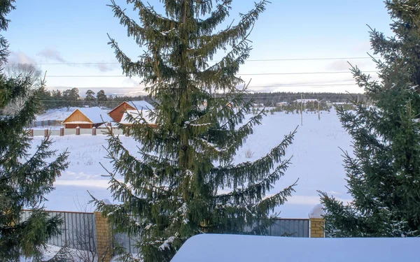新鮮な雪に覆われた森林の背景に近代的な木製のシャレーでバルコニーからの眺め 観光と冬の休暇の概念 森の中の冬の木造住宅 村のコテージ — ストック写真
