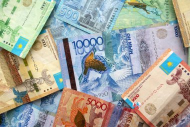 Kazakistan ulusal para birimi, karışık banknotların üst görüntüsü. Bin, iki bin, beş bin, on bin beş yüz onluk. Kz kağıt para. 