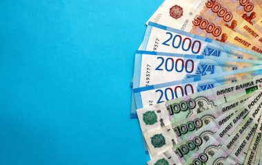 Rus ulusal para birimi, ruble banknotlar. Kopya alanı olan mavi arkaplan üzerindeki para banknotları 