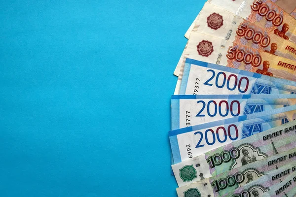 Moneda Nacional Rusa Billetes Rublos Billetes Dinero Sobre Fondo Azul — Foto de Stock