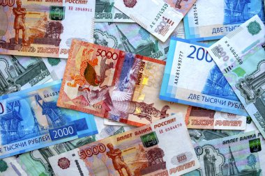 Kazakistan para banknotu, Rus ulusal para biriminin üstünde, karışık rublelerin en üst görüntüsü. Tenge ve ruble döviz kuru. 