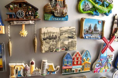 Kazakistan - Kokshetau, 10 Ocak 2020: Farklı ülkelerden gelen birçok buzdolabının üzerindeki hatıra mıknatısları. Tüm gezilerin en popüler hediyeleri. Venezia ya da Venedik mıknatısı.