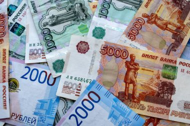 Rus ulusal para birimi, karışık ruble banknotlarının üst görüntüsü. Farklı Rus kağıt paralarının karışımı..