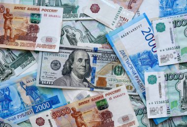 Rus ulusal para biriminin üzerinde Amerikan doları banknotları, karışık rublem banknotların en üst görüntüsü. Kağıt para. Ruble ve Amerikan doları döviz kuru. 