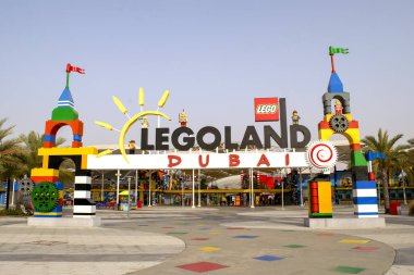 Dubai / Uae - 9 Mart 2020: Dubai Park ve Resorts 'a Legoland girişi. Legoland su parkı.