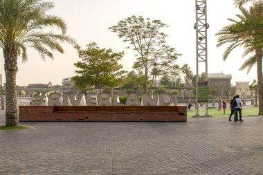 Dubai / Uae - 9 Mart 2020: Dubai Parkları ve Resorts 'taki Riverland yazıtları. 
