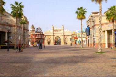 Dubai / BAE - 9 Mart 2020: Riverland Meydanı, kafeleri ve Bollywood parkının girişi Dubai Parkları ve Resorts. Bollywood tema parkı.