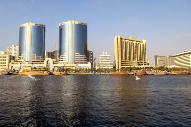 Dubai / BAE - 21 Şubat 2020: Al Seef Area 'daki Dubai Creek manzarası. Eski Arap ahşap yemeği. Dubai Deira Bölgesi