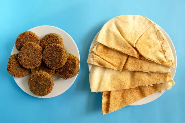 有名な伝統的なアラビア料理 中東料理 イスラエル料理 ピタパンと青の背景に秋 フラットレイアウト トップビュー エジプト料理 — ストック写真