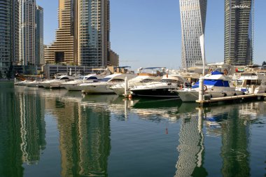 Dubai / BAE - 11 Kasım 2019: Dubai Marina bölgesinde güzel kuleleri ve yatları var. Dubai 'nin yeni bölgesinde Infinity kulesinin yanında bir sürü park edilmiş yat var..