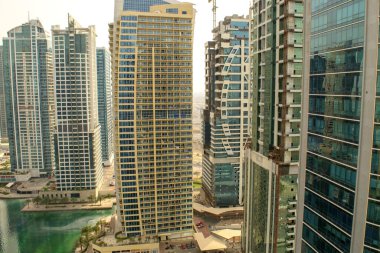 Dubai / BAE - 2 Nisan 2020: JLT Clusters, yeni modern bölge. İnşaat halindeki güzel yüksek kulelerin ve binaların gelecekteki manzarası. JLT camla kaplı konut binaları