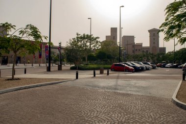 Dubai / BAE - 9 Mart 2020: Hemen yanında park yeri olan Outlet köyü. Dubai 'de yeni bir alışveriş merkezi. 