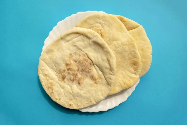 Faimoasa Pâine Tradițională Arabă Pita Placă Albă Fundal Verde Plat — Fotografie, imagine de stoc