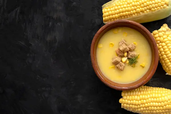 Sopa Creme Milho Uma Tigela Marrom Com Milho Doce Fresco — Fotografia de Stock